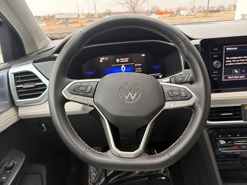 Certified 2025 Volkswagen Taos SE image 17