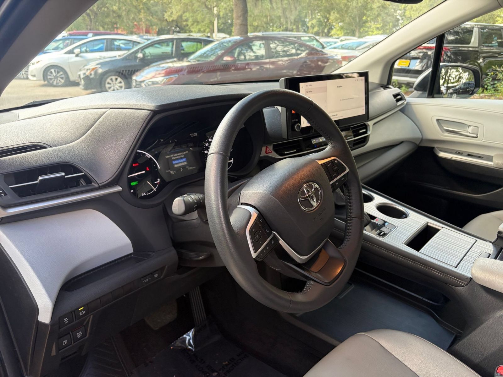 Used 2025 Toyota Sienna XLE FWD image 37