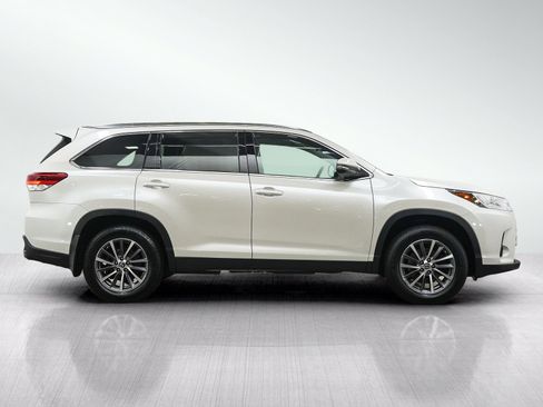 Used 2019 Toyota Highlander XLE AWD/4WD image 6