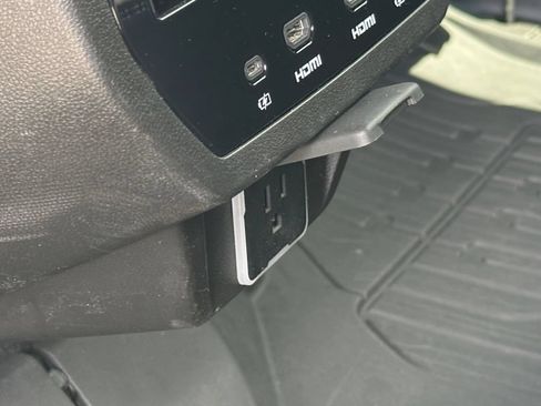 Used 2025 GMC Yukon Denali Ultimate AWD/4WD image 31
