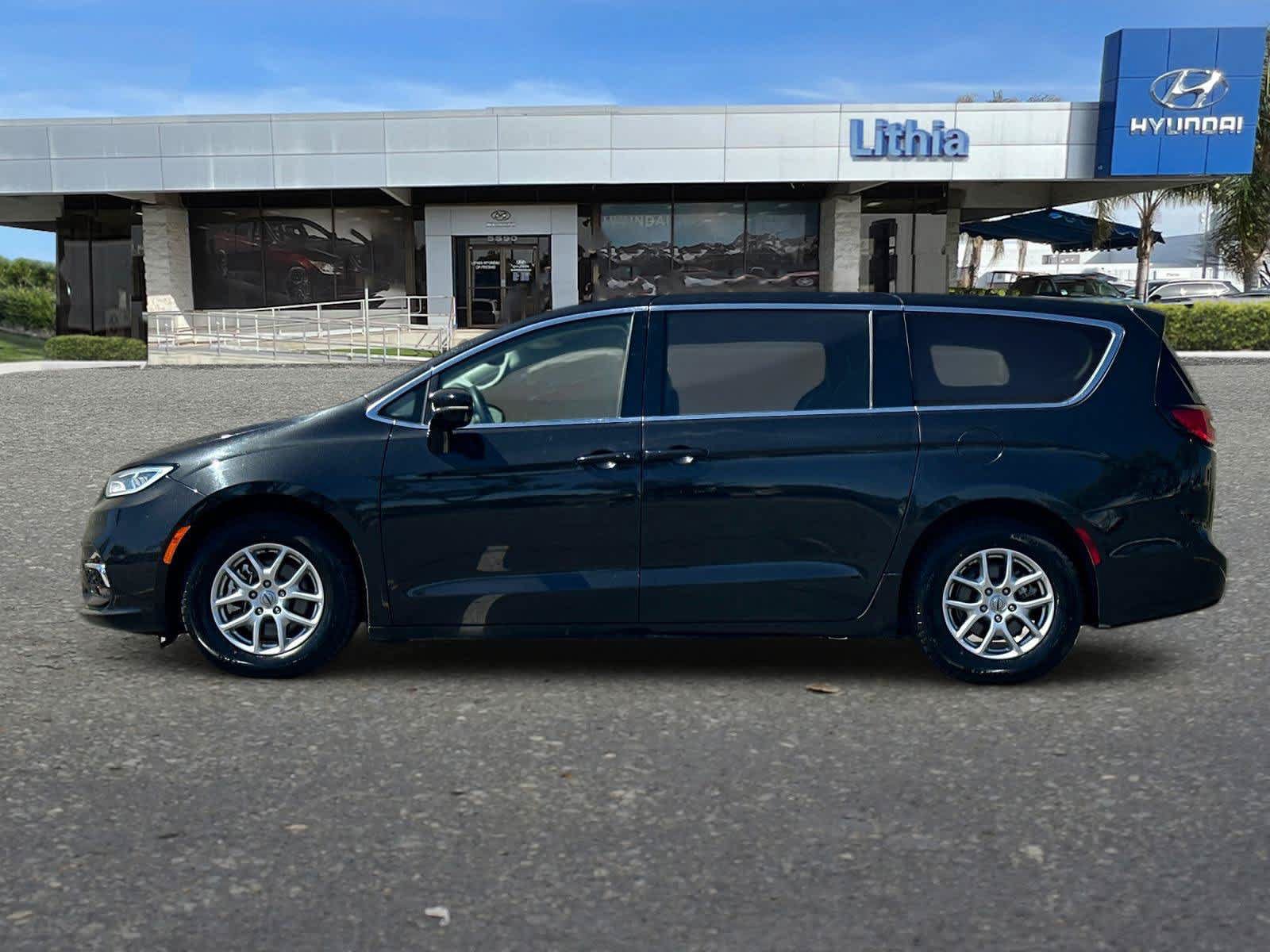 Used 2024 Chrysler Pacifica Touring-L FWD image 6