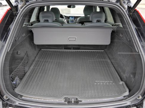 Used 2022 Volvo XC60 B6 R-Design w/ Advanced Package image 18