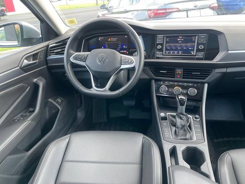 Certified 2023 Volkswagen Jetta SE w/ Panoramic Sunroof Package FWD image 8