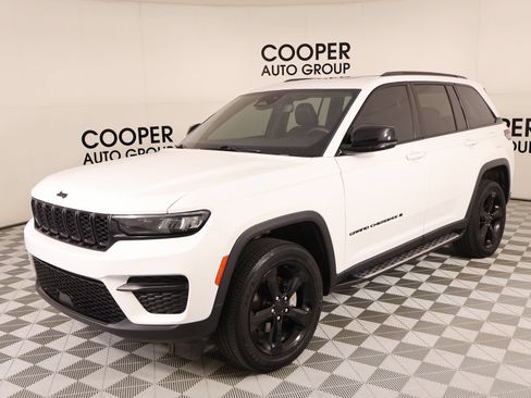 Used 2023 Jeep Grand Cherokee Altitude RWD image 10