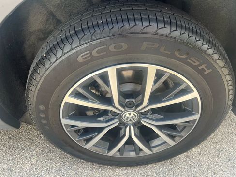 Used 2020 Volkswagen Tiguan SE w/ Panoramic Sunroof Package image 12