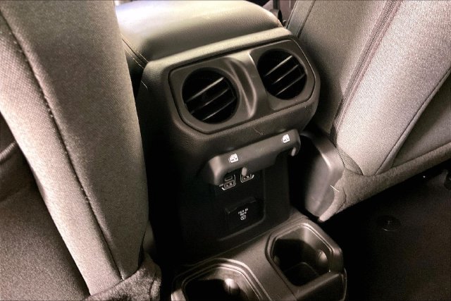 Used 2026 Jeep Wrangler Unlimited Sahara AWD/4WD image 9