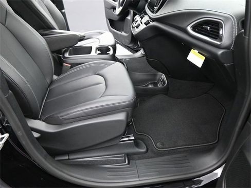 New 2026 Chrysler Pacifica Select image 35