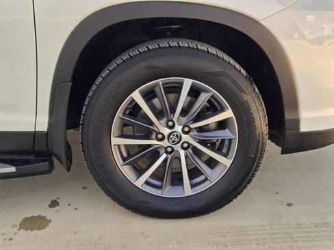 Used 2019 Toyota Highlander XLE image 32