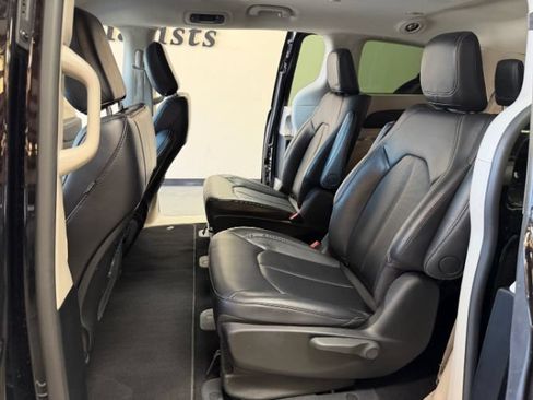 Used 2024 Chrysler Pacifica Limited FWD image 26