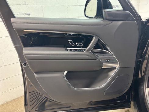 Used 2023 Land Rover Range Rover SE image 24