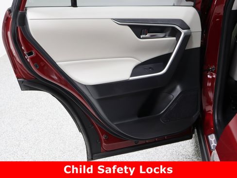 Used 2023 Toyota RAV4 XLE Premium image 29