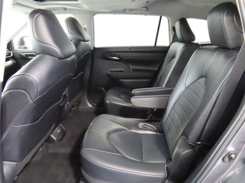 Used 2022 Toyota Highlander XLE FWD image 32