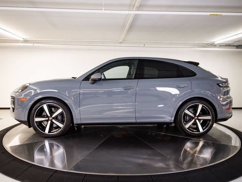 Certified 2026 Porsche Cayenne Coupe AWD/4WD image 2