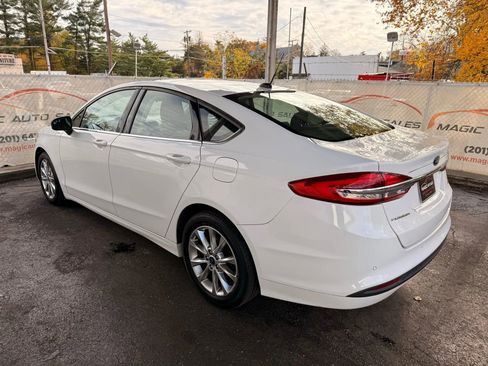 Used 2017 Ford Fusion SE w/ Fusion SE Technology Package image 12