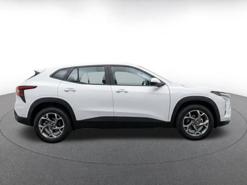 Used 2025 Chevrolet Trax LT w/ LT Convenience Package FWD image 10