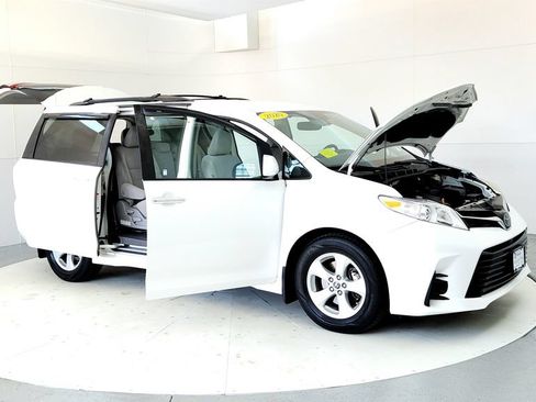 Certified 2020 Toyota Sienna LE w/ LE Preferred Package FWD image 12