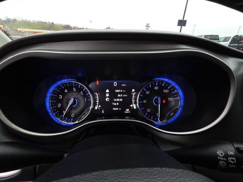 Used 2023 Chrysler Pacifica Touring-L image 16