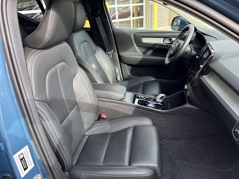 Used 2025 Volvo XC40 B5 Plus image 33