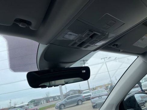 Used 2025 Volkswagen Taos SE image 13