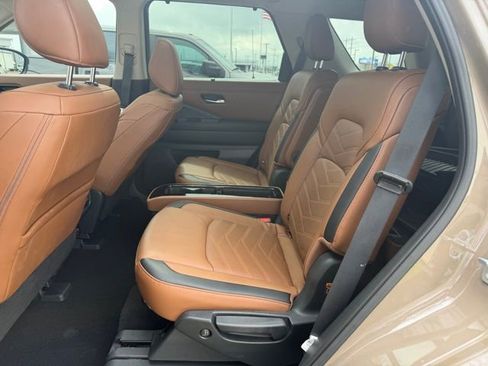 Used 2025 Nissan Pathfinder Platinum FWD image 32