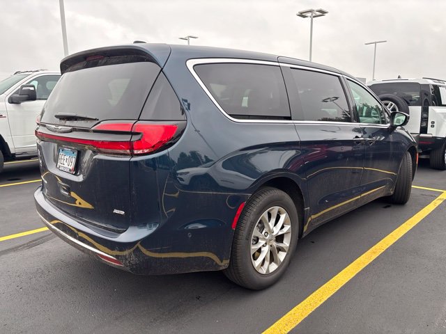 Used 2024 Chrysler Pacifica Touring-L AWD/4WD image 2