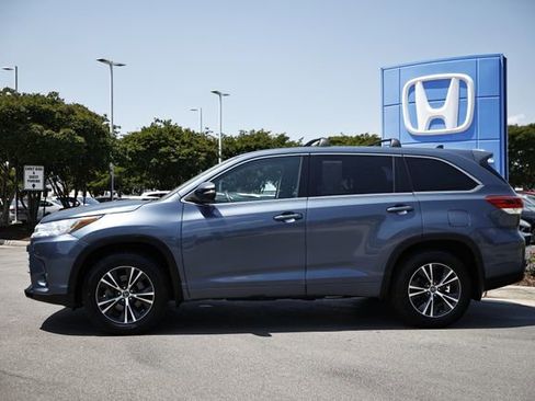 Used 2017 Toyota Highlander Plus w/ Carpet Mat Package AWD/4WD image 4