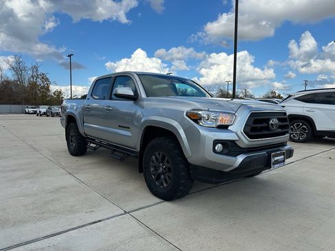 Used 2022 Toyota Tacoma SR5 w/ SR5 Appearance Package (SM) image 3