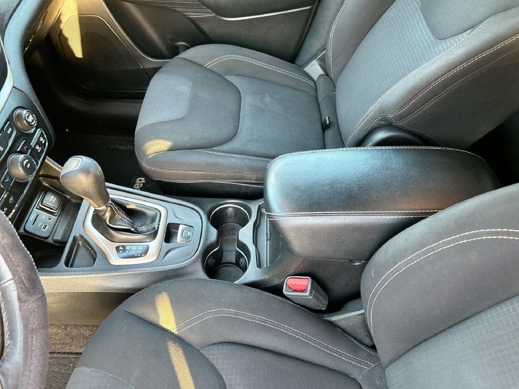 Used 2017 Jeep Cherokee Latitude FWD image 24
