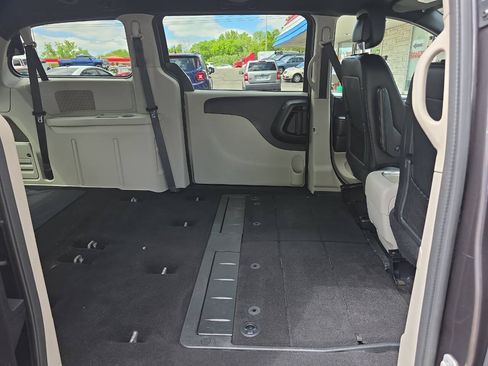 Used 2018 Dodge Grand Caravan SXT FWD image 25