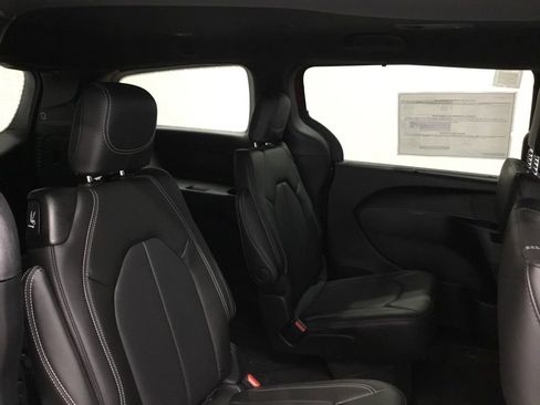 New 2026 Chrysler Pacifica Select image 42