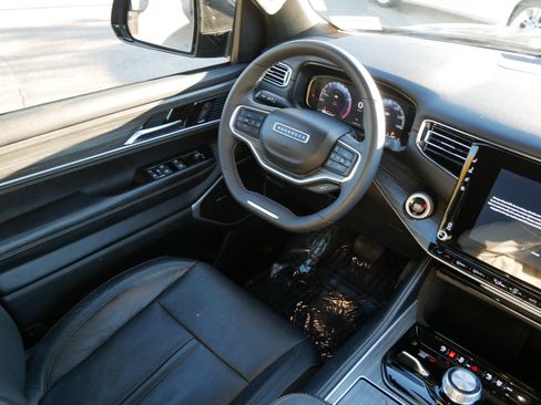 Used 2024 Jeep Wagoneer L Series II w/ Flexible Seating Group image 9