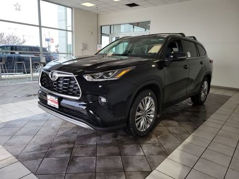 New 2026 Toyota Highlander Platinum image 2