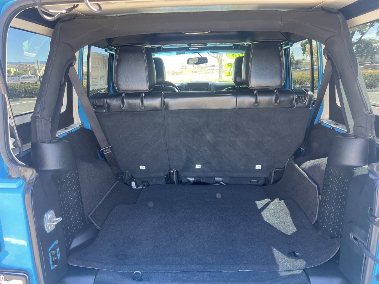 Used 2018 Jeep Wrangler Unlimited Sahara w/ Connectivity Group AWD/4WD image 27