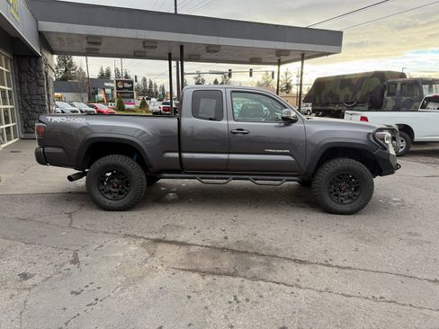 Used 2018 Toyota Tacoma TRD Off-Road image 4