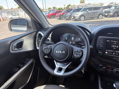 Used 2025 Kia Soul LX w/ LX Technology Package FWD image 32