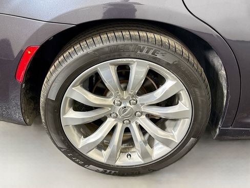 Used 2018 Chrysler 300 Limited RWD image 33