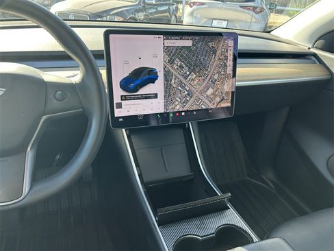 Used 2020 Tesla Model Y Long Range image 18