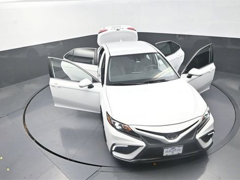 Used 2022 Toyota Camry SE image 34