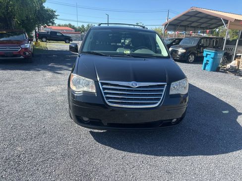 Used 2010 Chrysler Town & Country Touring FWD image 8