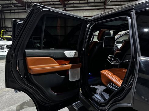 Used 2019 Lincoln Navigator Reserve image 16