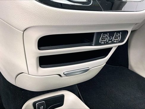 Used 2024 Chrysler Pacifica Touring-L FWD image 33
