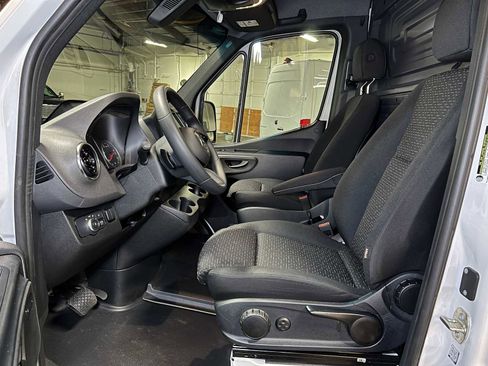 Used 2025 Mercedes-Benz Sprinter 2500 image 20