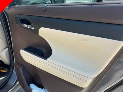 Used 2020 Toyota Highlander XLE FWD image 6