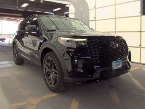Used 2025 Ford Explorer ST-Line w/ ST-Line Street Pack AWD/4WD image 3
