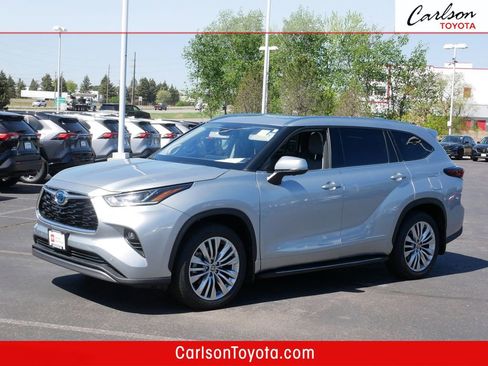 Certified 2024 Toyota Highlander Platinum AWD/4WD image 1