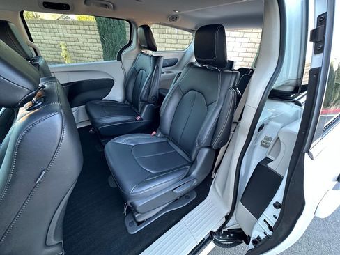 Used 2024 Chrysler Pacifica Limited image 27