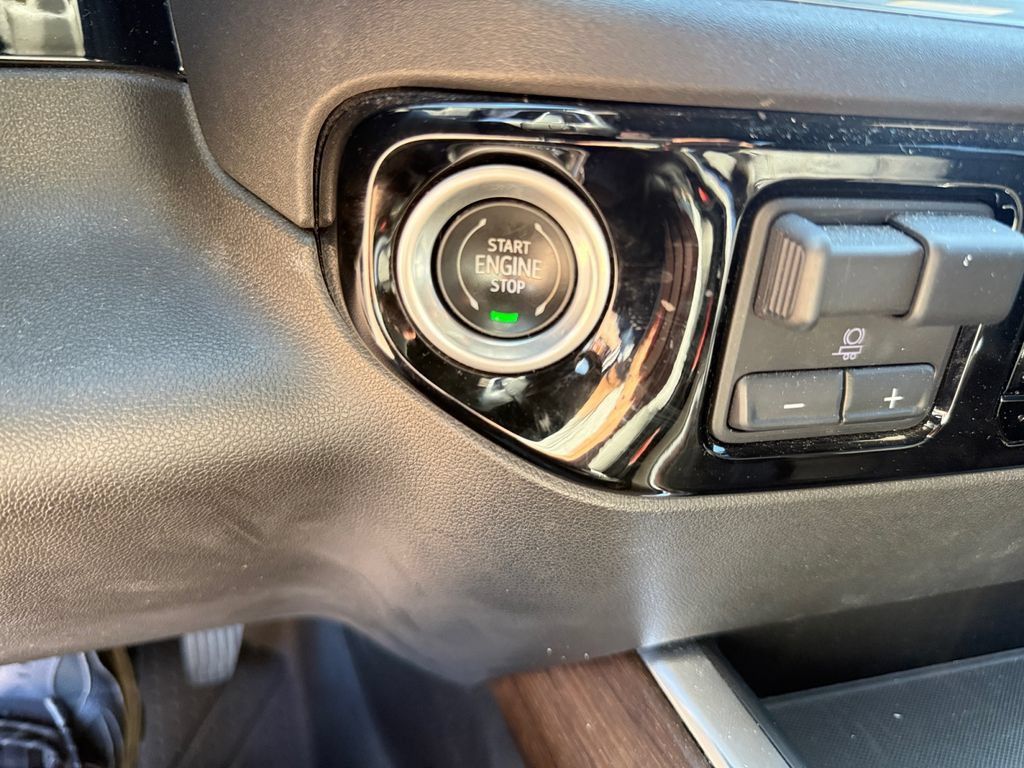 Used 2022 Chevrolet Silverado 1500 High Country w/ High Country Premium Package AWD/4WD image 31
