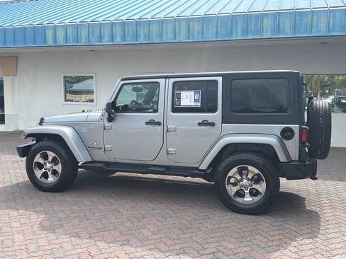 Used 2018 Jeep Wrangler Unlimited Sahara AWD/4WD image 3