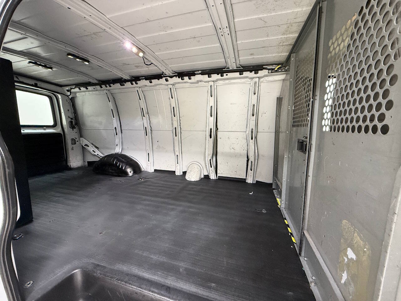 Used 2017 Chevrolet Express 2500 Extended RWD image 31