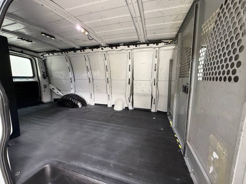 Used 2017 Chevrolet Express 2500 Extended RWD image 31